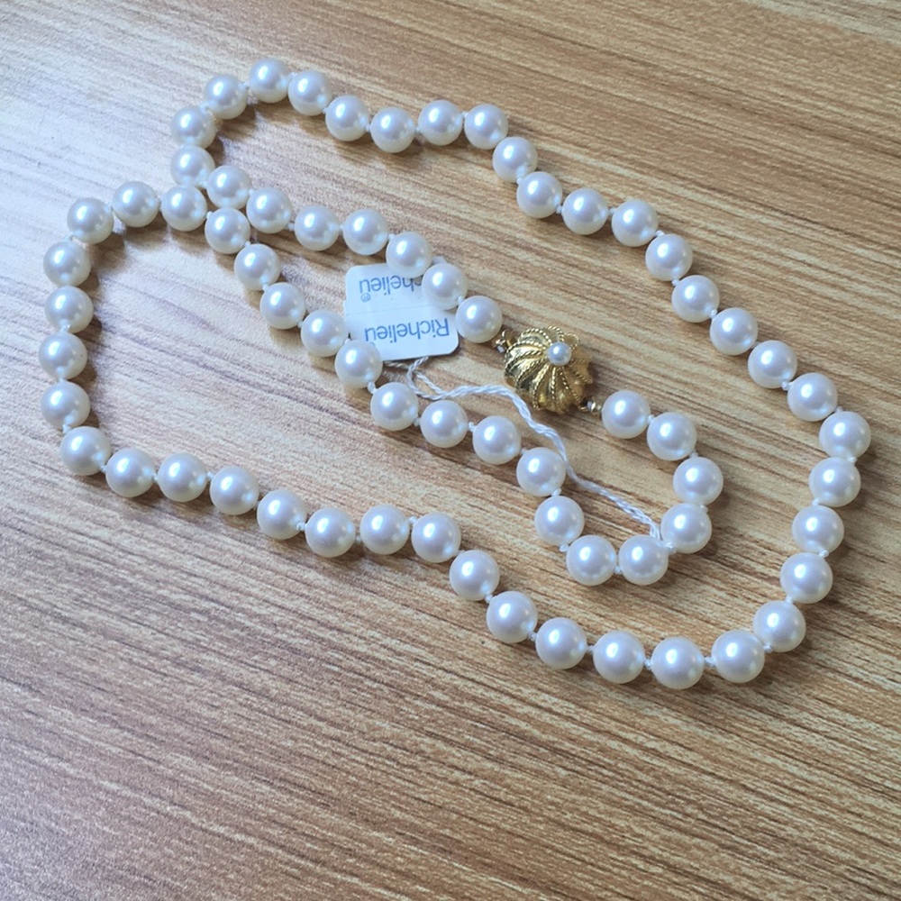 Single layer pearl necklace